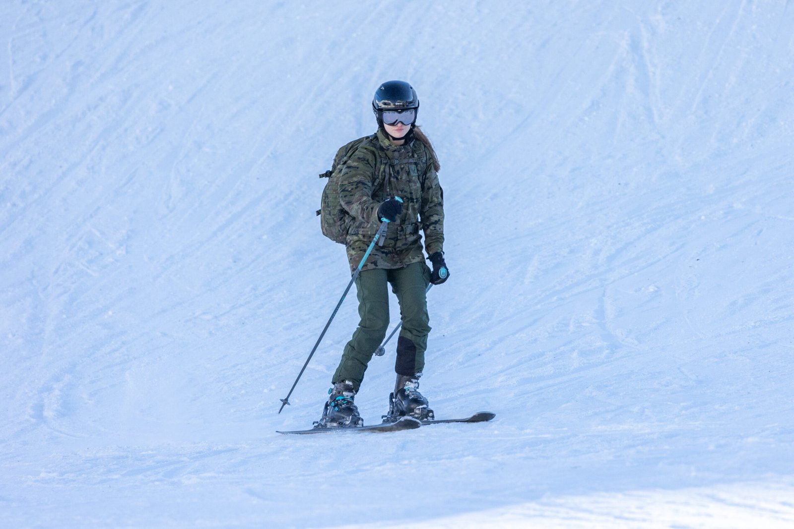 Mujer militar esquiando en la nieve