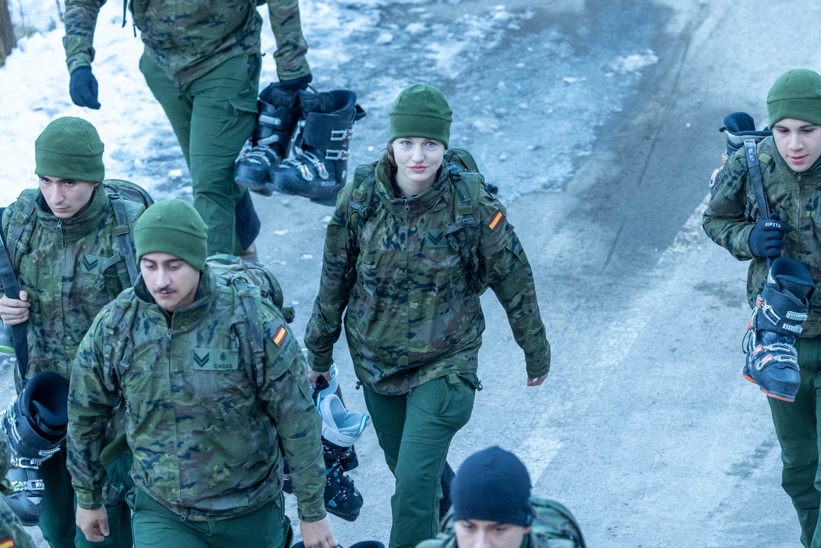 Mujer marchando en el ejercito mientras mira a camara